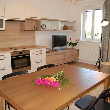 In A Red House With Garden Appartement *
